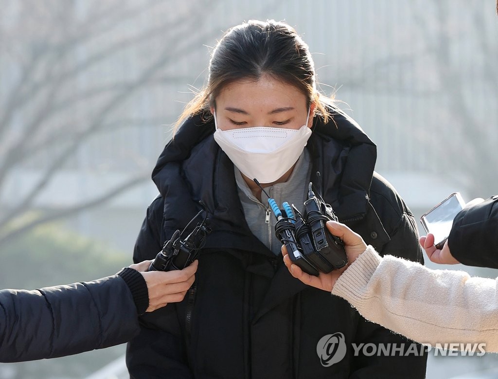 La patineuse de vitesse sur courte piste sud-coréenne Shim Suk-hee s'adresse aux journalistes avant d'assister à une audience disciplinaire de la Korea Skating Union (KSU) au siège de la KSU à Séoul, le 21 décembre 2021. (Yonhap)