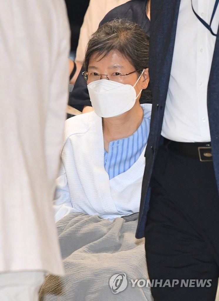 Detained former President Park Geun-hye enters Seoul St. Mary's Hospital in Seoul in a wheelchair for treatment of a chronic disease, in this file photo dated July 20, 2021. (Yonhap)