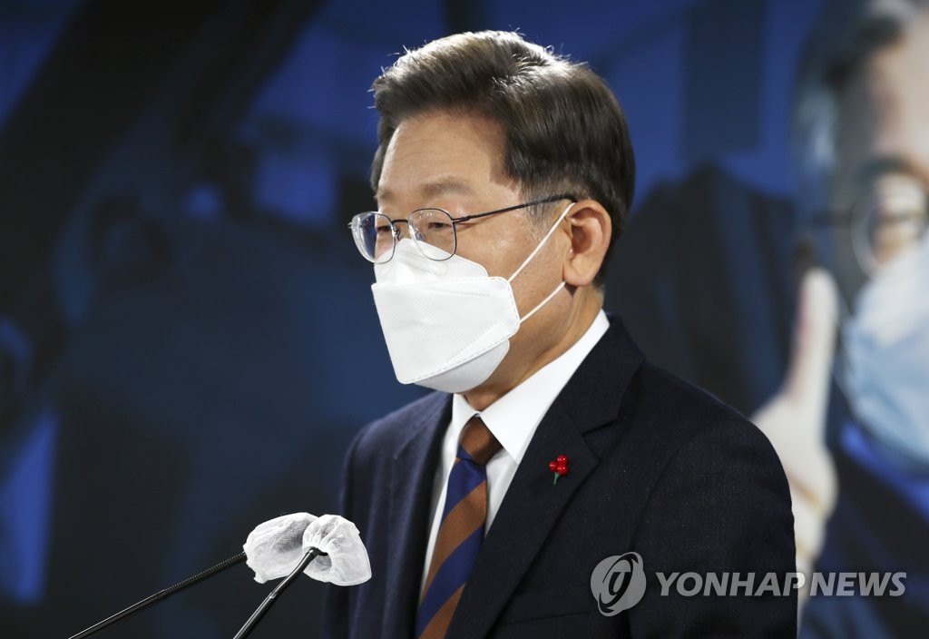 This photo taken on Dec. 24, 2021, shows Lee Jae-myung, the presidential candidate of the ruling Democratic Party (DP), speaking at a campaigning event at the party's headquarters in Seoul. (Pool photo) (Yonhap)
