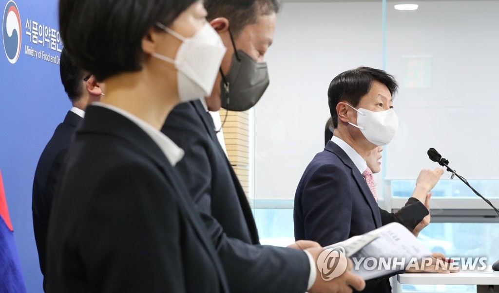 Kim Gang-lip, le ministre de la Sécurité des denrées alimentaires et des médicaments, annonce l'autorisation d'usage de la pilule anti-Covid de Pfizer, Paxlovid, le lundi 27 décembre 2021 au siège de son ministère à Cheongju, dans la province du Chungcheong du Nord. 
