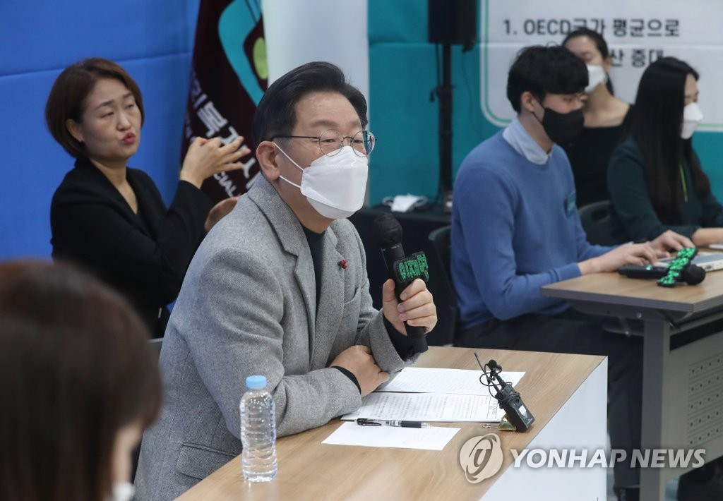 Lee Jae-myung, the presidential nominee of the ruling Democratic Party, speaks at a meeting with social workers in Seoul on Dec. 28, 2021. (Pool photo) (Yonhap)