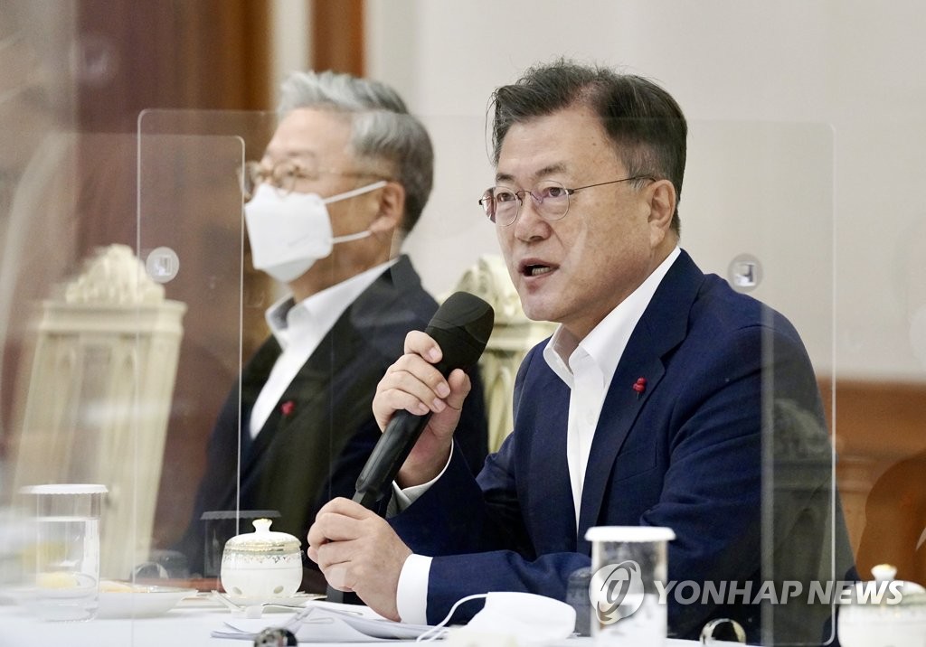 Le président Moon Jae-in prend la parole lors d'une réunion avec de hauts responsables des hôpitaux publics sur la réponse au Covid-19, le 30 décembre 2021. (Photo fournie par Cheong Wa Dae. Revente et archivage interdits)