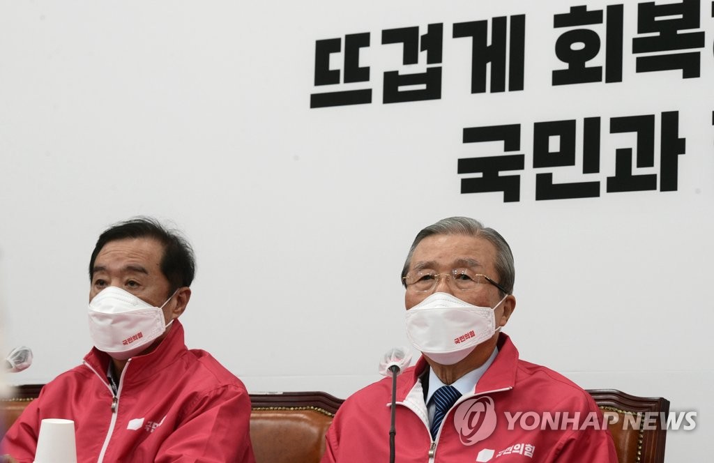 Kim Chong-in (R), chief of the People Power Party presidential election campaign committee, speaks at a party meeting at the National Assembly in Seoul on Jan. 3, 2022. (Pool photo) (Yonhap)