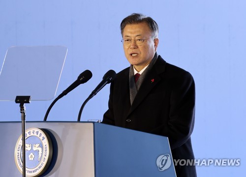 着工式であいさつする文大統領＝５日、高城（聯合ニュース）