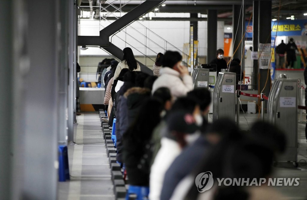 كوريا الجنوبية تسجل 4,126 إصابة جديدة بكورونا مع انخفاض الحالات الخطيرة إلى 882 حالة - 3