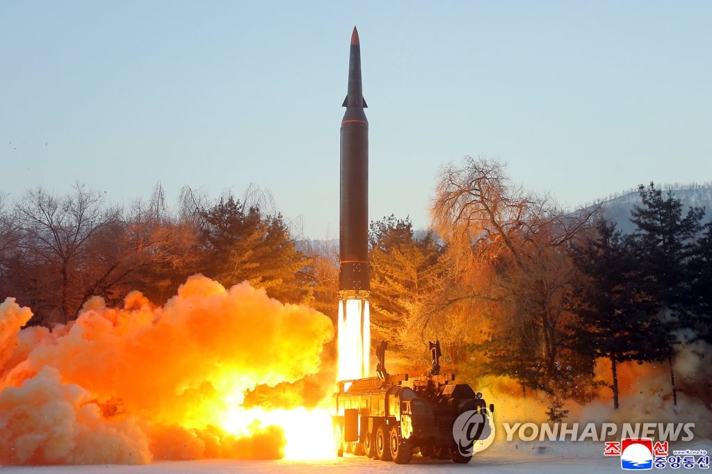 La foto, publicada, el 6 de enero de 2022, por la Agencia Central de Noticias de Corea del Norte, muestra lo que el Norte afirma ser un nuevo misil hipersónico, siendo lanzado el día anterior. (Uso exclusivo dentro de Corea del Sur. Prohibida su distribución parcial o total) 