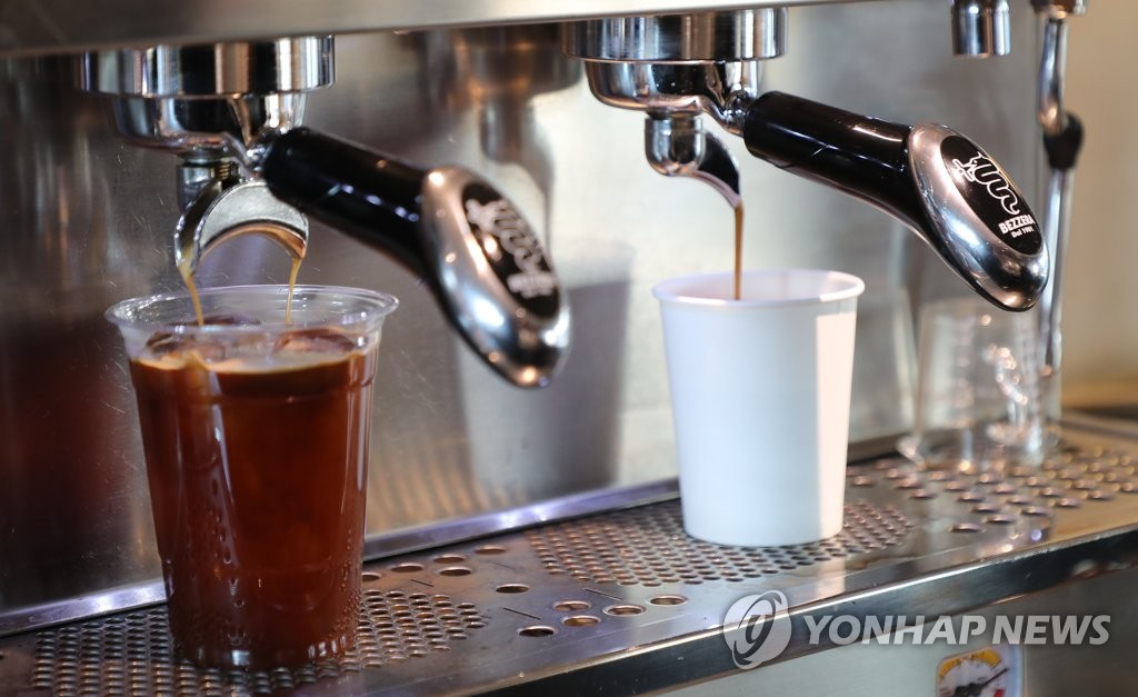서울 시내 한 카페에서 일회용 컵에 음료를 제공하는 모습
