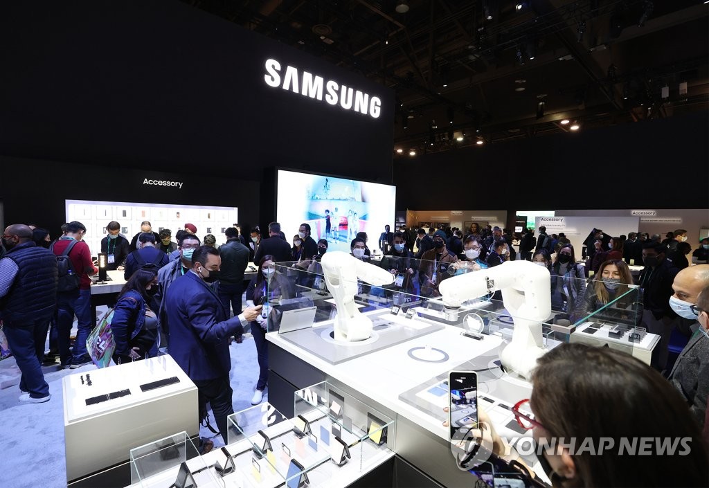 The Samsung Electronics booth bustles with visitors at the Consumer Electronics Show in Las Vegas on Jan. 5, 2022, in this photo provided by SK. (PHOTO NOT FOR SALE) (Yonhap)