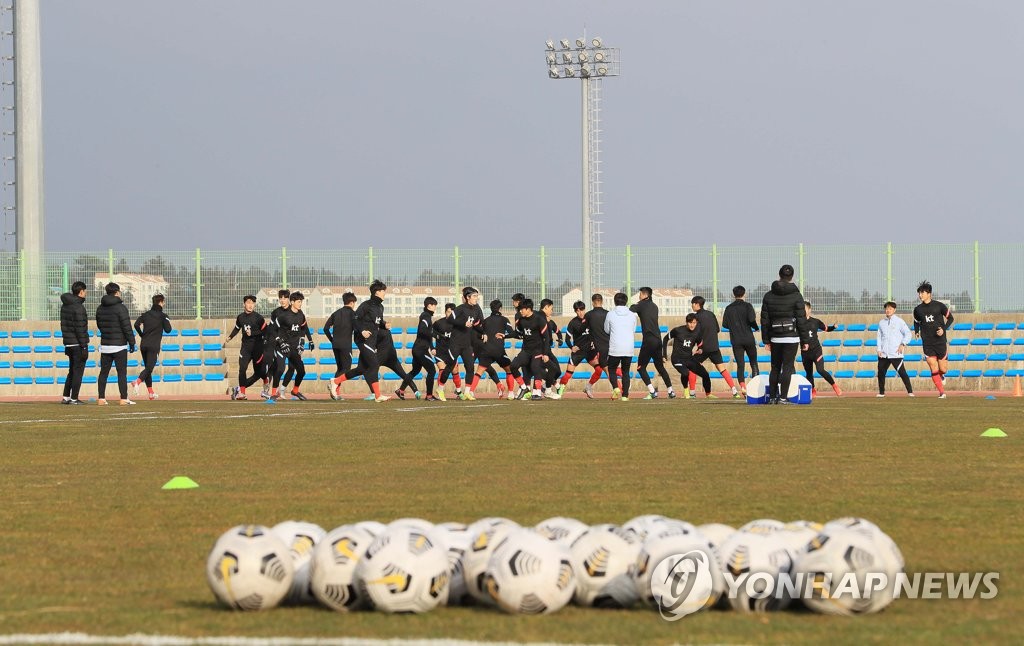 Members of the South Korean men's under-23 football team train at Gongcheonpo Training Center in Seogwipo, Jeju Island, on Jan. 10, 2022. (Yonhap)