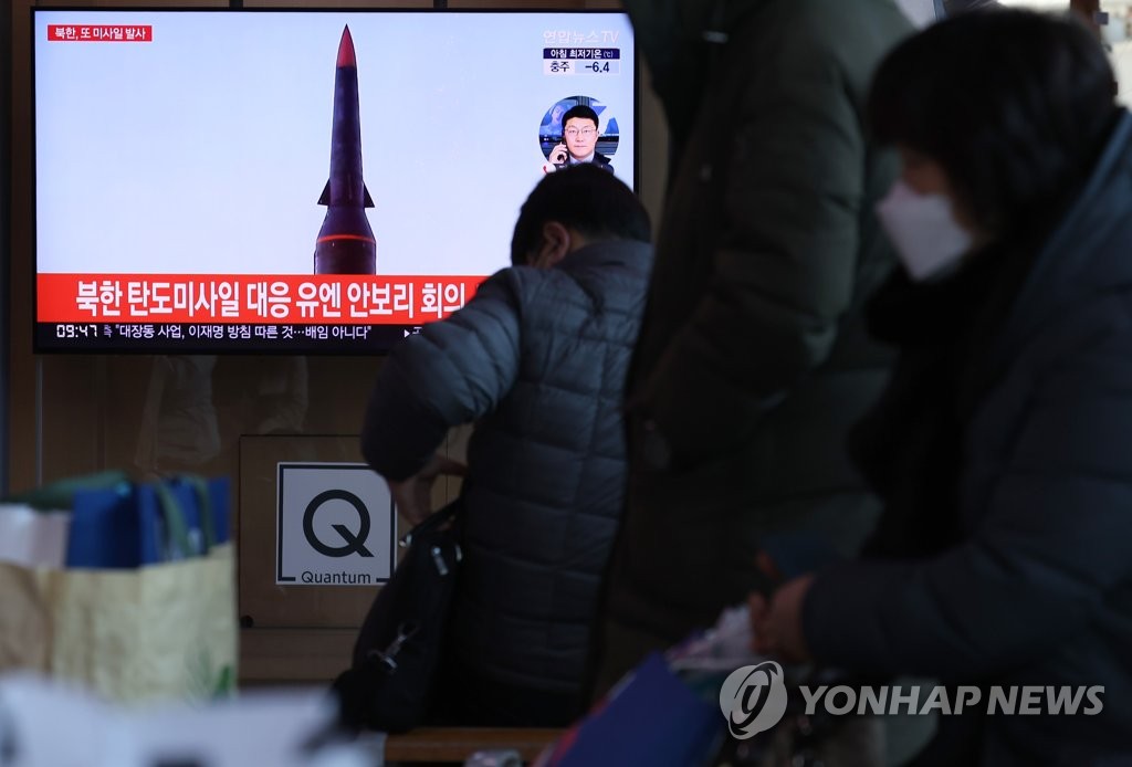 ソウル駅で北朝鮮の飛翔体発射に関するニュースを見る市民＝１１日、ソウル（聯合ニュース）