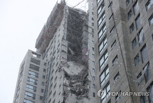 La façade d'un immeuble d'habitation en construction s'effondre, faisant au moins un blessé