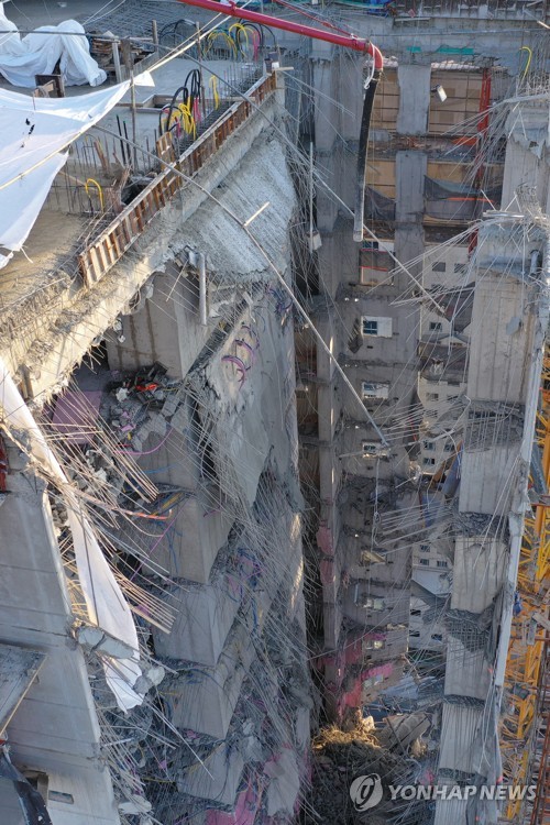 العثور على عامل من ستة عمال مفقودين في انهيار واجهة مبنى كوانغجو