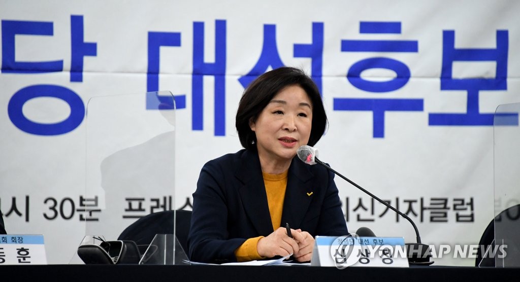 Sim Sang-jeung, presidential candidate of the minor progressive Justice Party, speaks during a forum hosted by the Journalists Association of Korea in Seoul on Jan. 12, 2022. (Pool photo) (Yonhap)