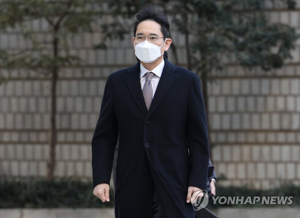 Samsung Electronics Co. Vice Chairman Lee Jae-yong arrives at the Seoul Central District Court on Jan. 13, 2022, to attend a hearing over his alleged involvement in accounting fraud and stock manipulation cases during a merger of two Samsung affiliates. (Yonhap)