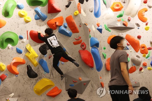 클라이밍짐·프리미엄 가족상영관…'위기의 극장' 변신 확산