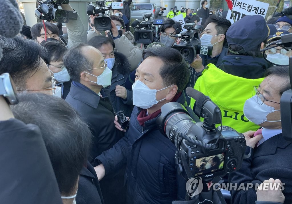 Protest over TV broadcasting of Yoon's wife's alleged phone calls