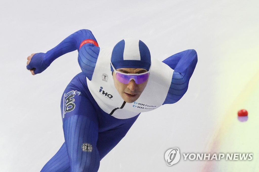 Lee Seung-hoon of South Korea competes in the men's 1,500m race at the National Allround Speed Skating Championships at Taeneung International Rink in Seoul on Jan. 14, 2022. (Yonhap)