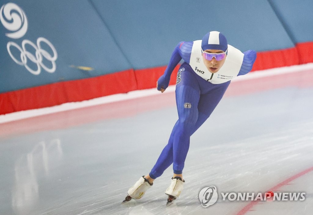 Lee Seung-hoon of South Korea competes in the men's 10,000m race at the National Allround Speed Skating Championships at Taeneung International Rink in Seoul on Jan. 14, 2022. (Yonhap)