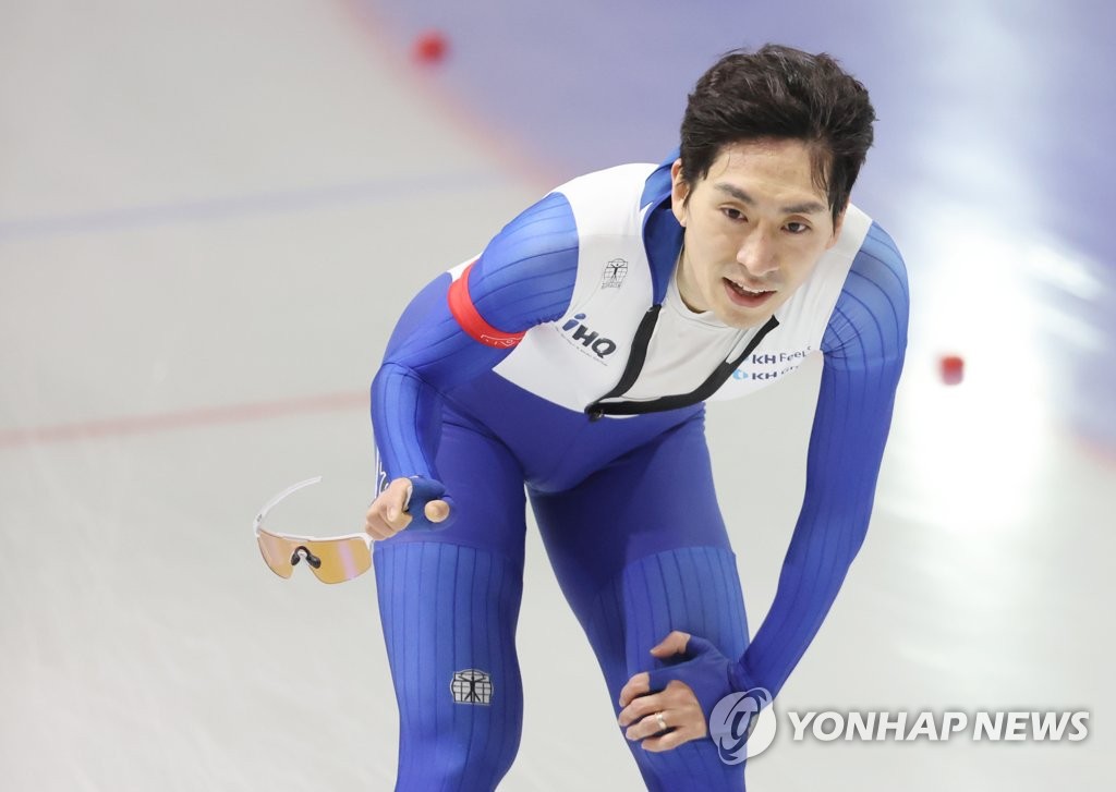 Lee Seung-hoon of South Korea reacts after finishing second in the men's 10,000m race at the National Allround Speed Skating Championships at Taeneung International Rink in Seoul on Jan. 14, 2022. (Yonhap)