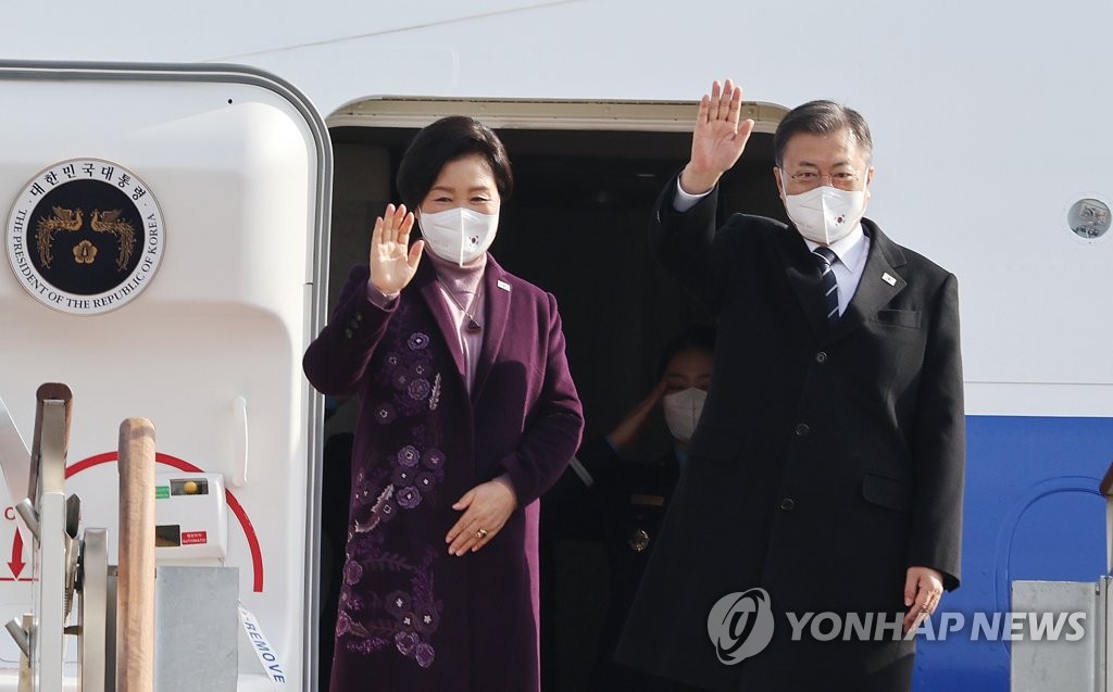 Le président Moon Jae-in et son épouse Kim Jung-sook saluent le public avant d'embarquer dans l'avion présidentiel à destination des Emirats arabes unis (EAU), le samedi 15 janvier 2022, à l'aéroport de Séoul à Seongnam dans la province du Gyeonggi. Le président Moon effectuera sa visite aux trois pays au Moyen-Orient du 15 au 22 janvier. 