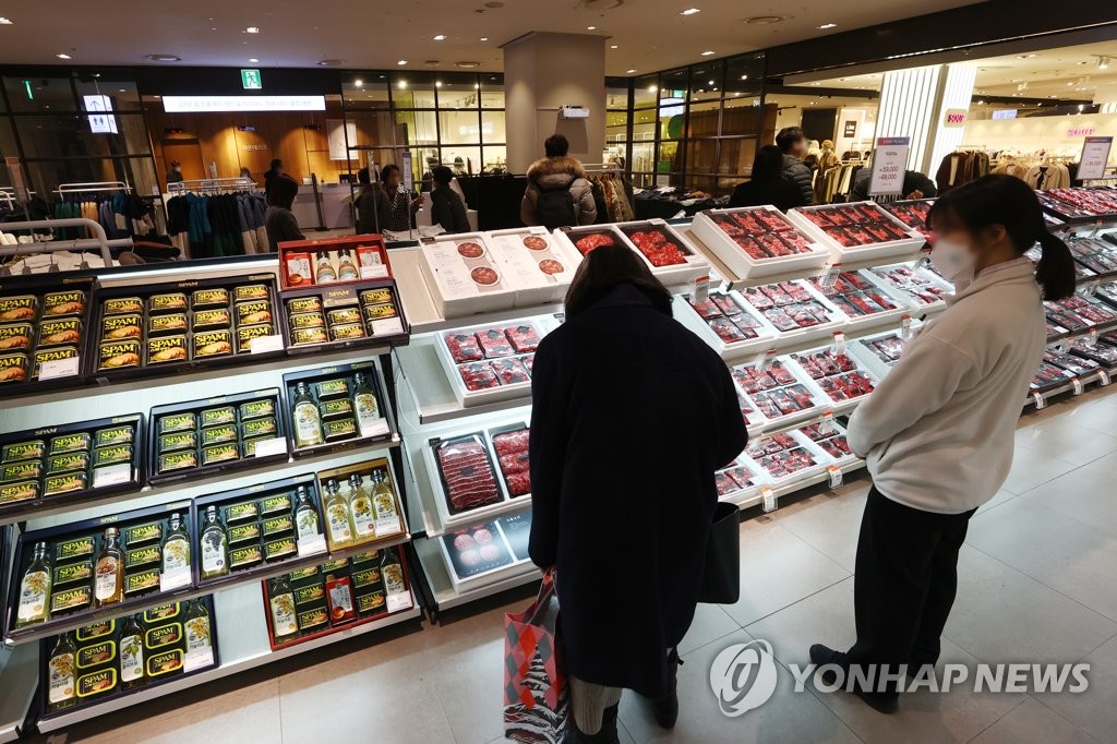 This photo taken on Jan. 16, 2022, shows a customer selecting a gift set at a Hyundai Department Store chain in Seoul ahead of the Lunar New Year holiday later this month. (Yonhap)