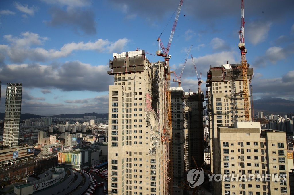 En la imagen, tomada el 16 de enero de 2022, se muestra el derrumbe de parte de la fachada de un edificio en construcción, en Gwangju, a unos 330 kilómetros al sur de Seúl, ocurrido hace unos días, que dejó un saldo de cinco trabajadores desaparecidos y un muerto.