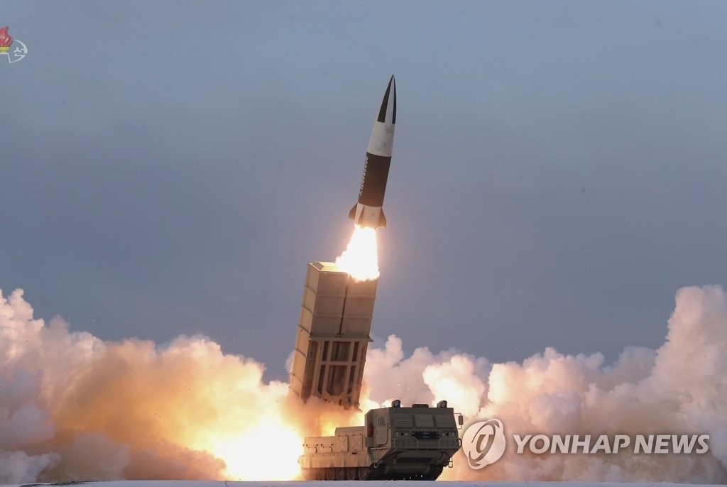 Le missile KN-24, version nord-coréenne du système de missiles tactiques de l'armée américaine (ATACMS), tiré le lundi 17 janvier 2022, rapporté le lendemain par la Télévision centrale nord-coréenne (KCTV). (Utilisation en Corée du Sud uniquement. Redistribution interdite)