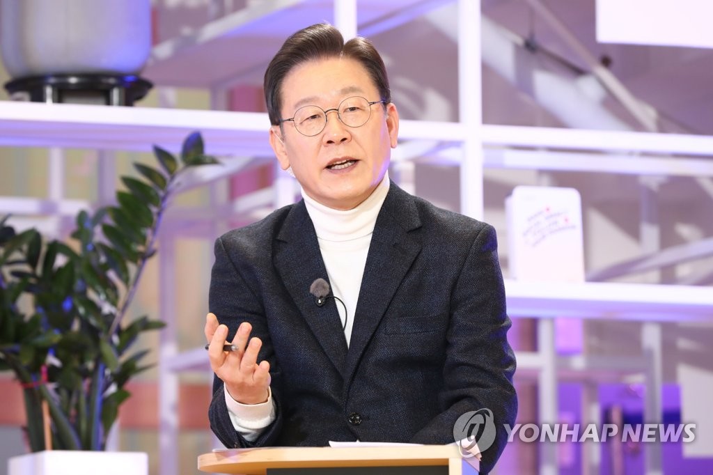 Lee Jae-myung, the presidential candidate of the ruling Democratic Party, speaks during a virtual talk with American investor Jim Rogers from an event hall in eastern Seoul on Jan. 20, 2022. (Pool photo) (Yonhap)