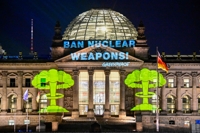 독일 의사당에 '핵무기 금지' 구호 투영하는 그린피스