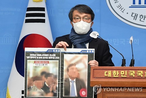 김건희 관련 행사에 건진 법사 참석 사진 공개하는 김의겸 의원