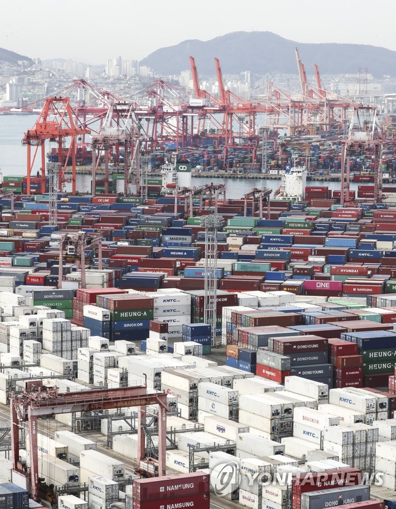 Containers are piled up for shipments at Gamman Pier in Busan on Jan. 25, 2022. According to the Bank of Korea, South Korea's economy is estimated to have grown 4 percent in 2021 from a year ago, the highest since 2010, when the economy expanded 6.8 percent. (Yonhap)