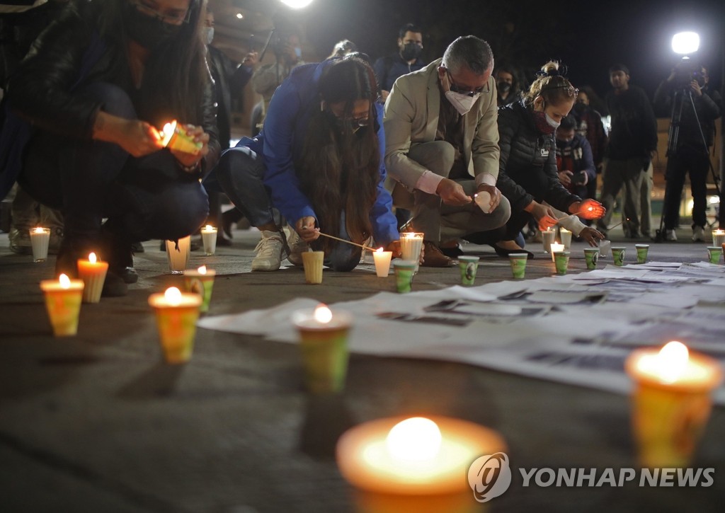 '피살 언론인' 추모 촛불 밝히는 멕시코 언론계 종사자들