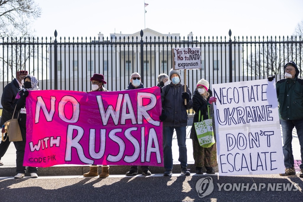 미 백악관 앞에서 우크라 사태 관련 반전 시위하는 활동가들