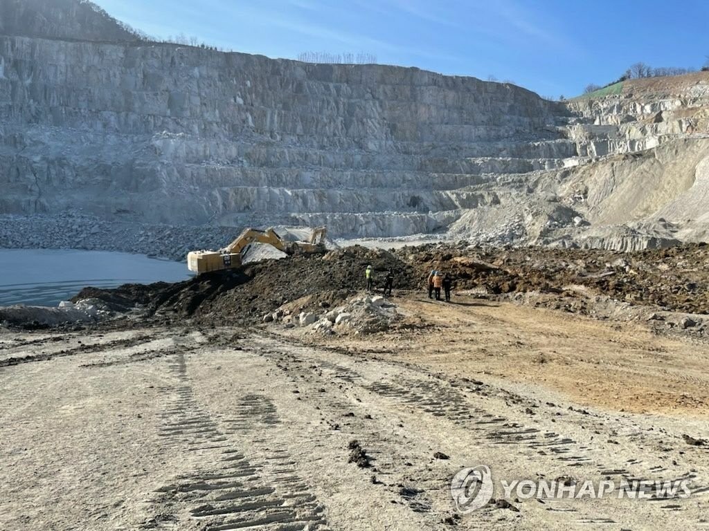 This photo, provided by a fire department in Gyeonggi Province, shows rescue operations to find three workers who were buried in a landslide in a quarry in Yangju, Gyeonggi Province, on Jan. 29, 2022. (PHOTO NOT FOR SALE) (Yonhap)
