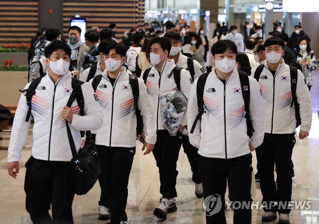 South Korean athletes and officials head to their departure gate at Incheon International Airport, west of Seoul, en route to the 2022 Beijing Winter Olympics on Jan. 31, 2022. (Yonhap)