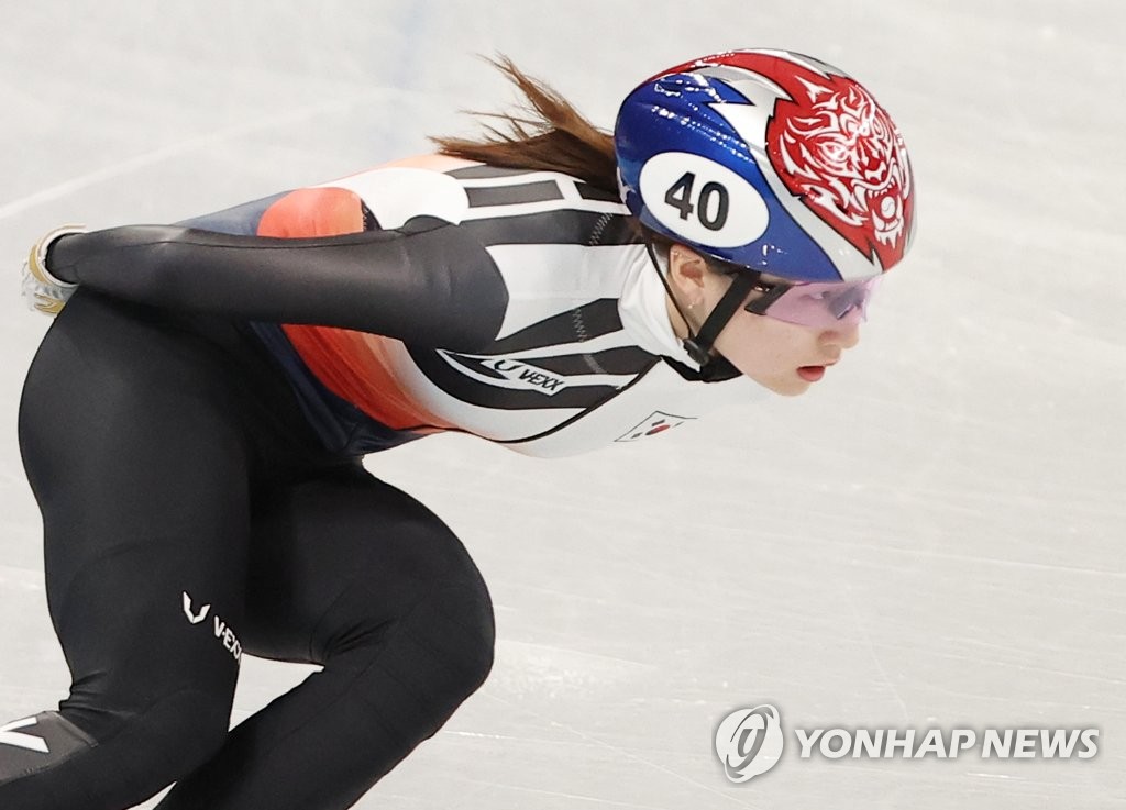 South Korean short track speed skater Choi Min-jeong trains at Capital Indoor Stadium in Beijing on Jan. 31, 2022, in preparation for the 2022 Beijing Winter Olympics. (Yonhap)