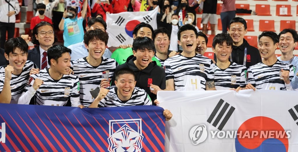 Team South Korea celebrate clinching a berth for the 2022 FIFA World Cup, following their 2-0 victory over Syria in Group A match during the final Asian qualifying round at Rashid Stadium in Dubai on Feb. 1, 2022. (Yonhap)