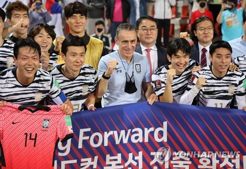 올해 2월 10회 연속 월드컵 본선행을 확정한 한국 축구 국가대표 선수단. 