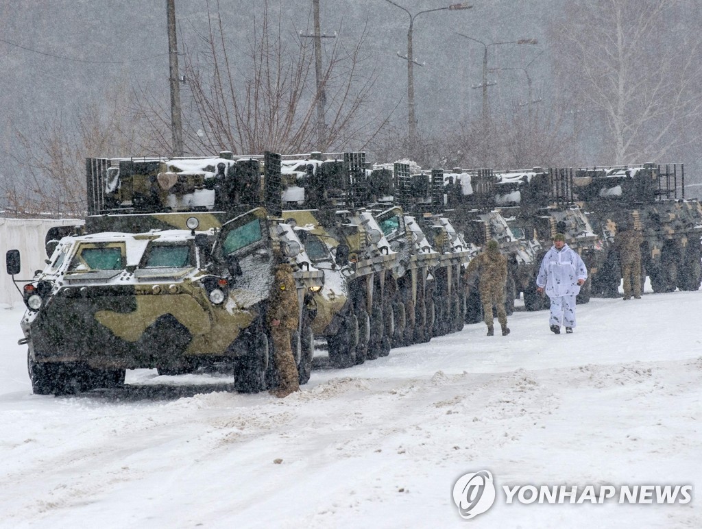 북동부 지역으로 이동하는 우크라이나군 장갑차 행렬