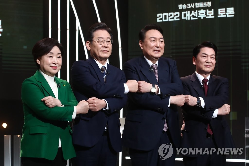 (LEAD) Yoon leads Lee 48 pct to 36 pct, 37 pct to 36 pct: polls