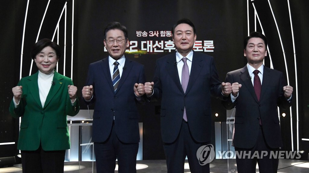 Presidential candidates pose for a photo before their first TV debate at KBS in Seoul on Feb. 3, 2022. From left are Sim Sang-jeung of the Justice Party, Lee Jae-myung of the ruling Democratic Party, Yoon Suk-yeol of the main opposition People Power Party and Ahn Cheol-soo of the minor opposition People's Party. (Pool photo) (Yonhap)