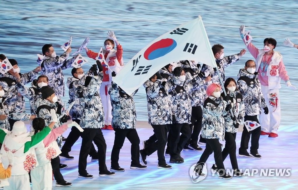 国旗を振りながら入場する韓国選手団＝４日、北京（聯合ニュース）