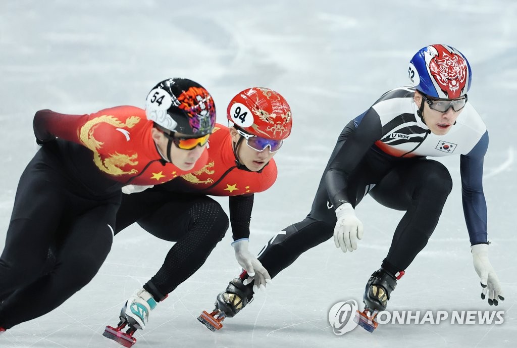 Hwang Dae-heon of South Korea (R) tries to skate past Ren Ziwei (L) and Li Wenlong of China during the semifinals of the men's 1,000m short track speed skating event at the Beijing Winter Olympics at Capital Indoor Stadium in Beijing on Feb. 7, 2022. (Yonhap)
