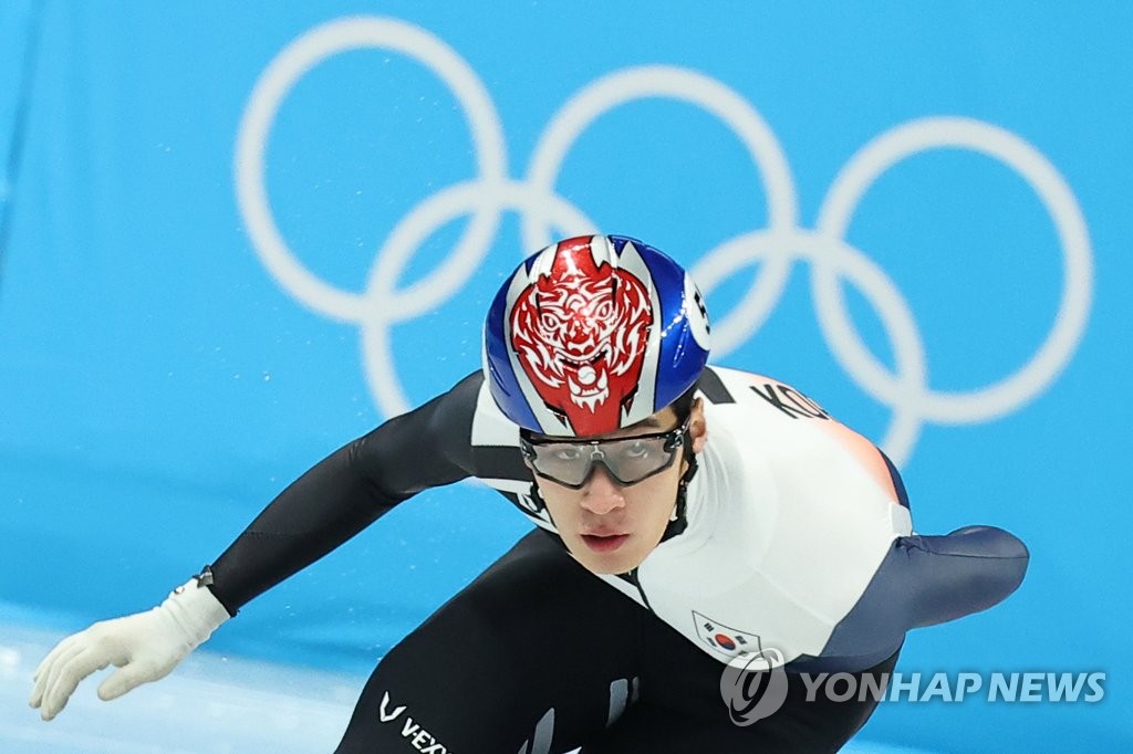 ７日に行われた北京五輪ショートトラック男子１０００メートル準決勝に出場した黄大憲＝（聯合ニュース）