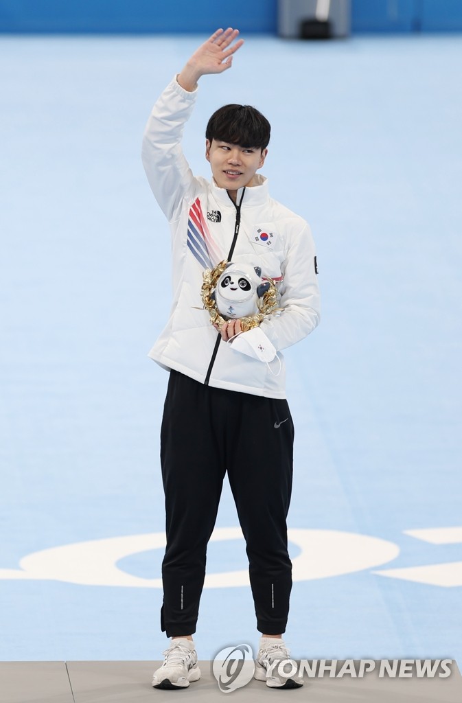 South Korean speed skater Kim Min-seok celebrates his bronze medal in the men's 1,500m race of the Beijing Winter Olympics during the victory ceremony at the National Speed Skating Oval in Beijing on Feb. 8, 2022. (Yonhap)