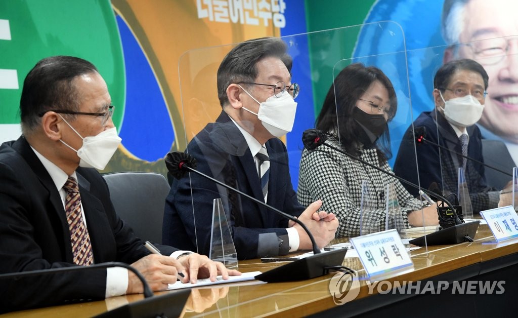 안드레이 쿨릭 러 대사 면담하는 이재명 대선 후보