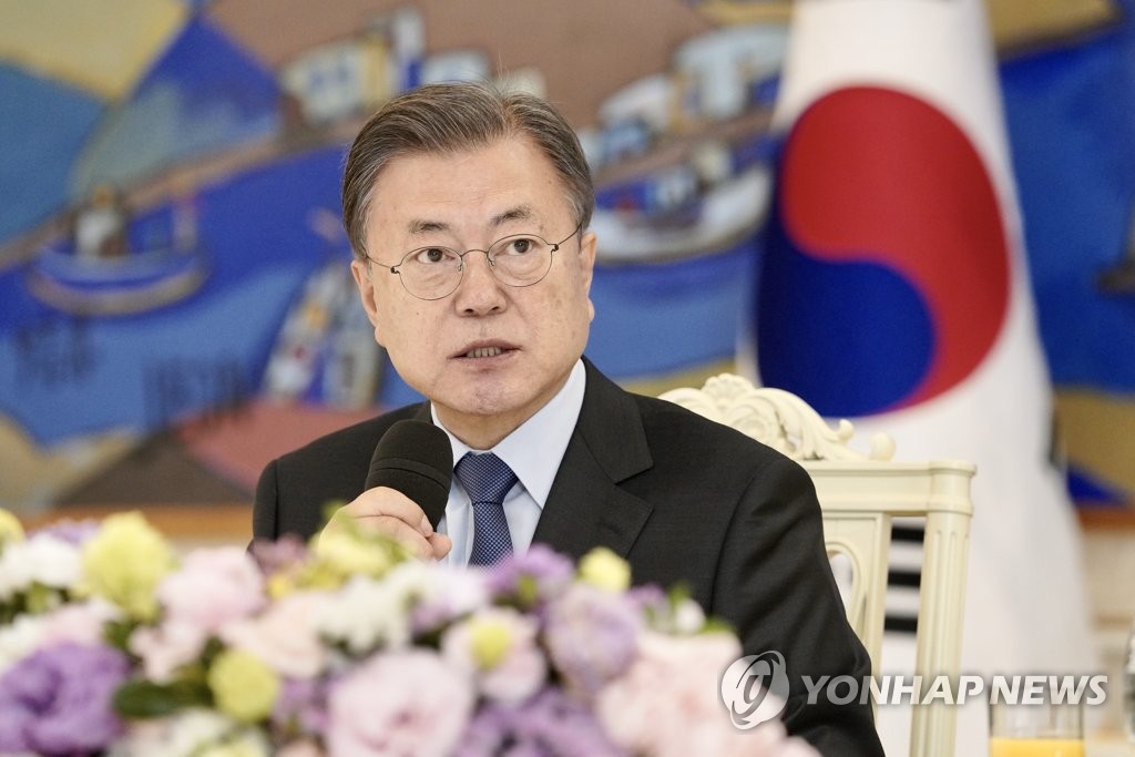 Le président Moon Jae-in prend la parole lors d'un déjeuner-rencontre avec des jeunes sud-coréens organisé à Cheong Wa Dae, le 10 février 2022.
