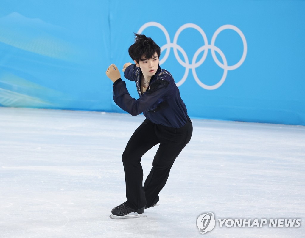 Le patineur artistique sud-coréen Cha Jun-hwan exécute son programme libre lors de la compétition masculine de patinage artistique aux Jeux olympiques d'hiver de Pékin au Palais omnisports de la capitale à Pékin, le 10 février 2022.