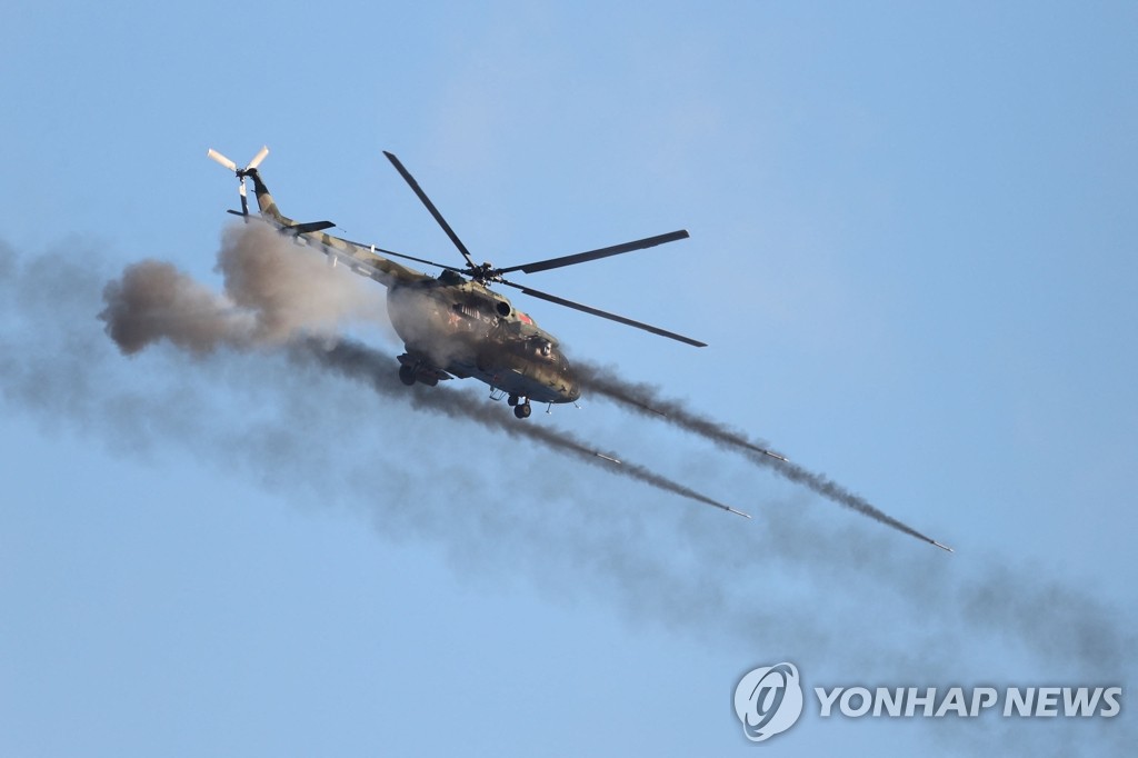 우크라 사태 속 러-벨라루스 연합훈련서 사격하는 헬기