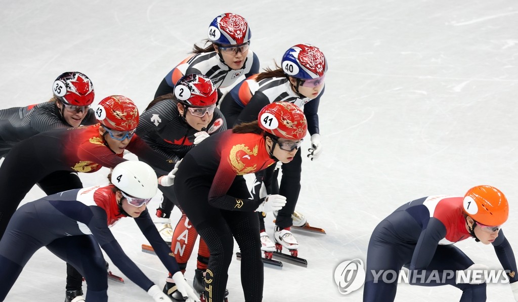 Les patineuses s'élancent dans la course du relais 3.000m femmes de patinage de vitesse sur piste courte aux Jeux olympiques d'hiver de Pékin, le dimanche 13 février 2022, au Palais ominisports de la capitale à Pékin. 